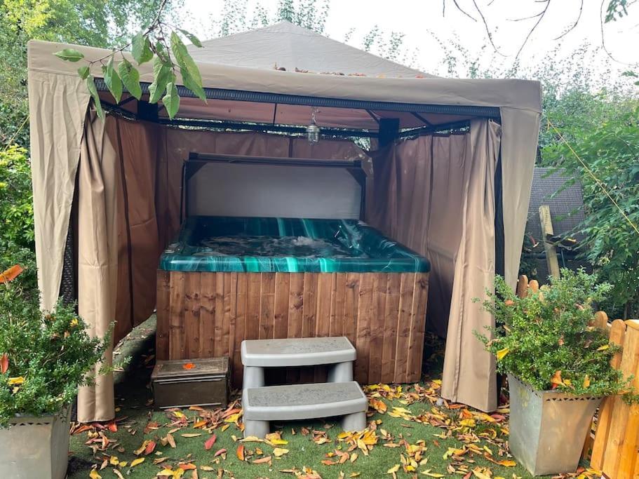 شقة The Big Cosy Boudoir Bed + Hot Tub Harvington المظهر الخارجي الصورة