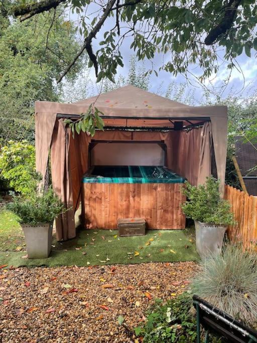 شقة The Big Cosy Boudoir Bed + Hot Tub Harvington المظهر الخارجي الصورة