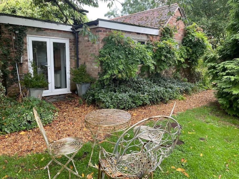 شقة The Big Cosy Boudoir Bed + Hot Tub Harvington المظهر الخارجي الصورة