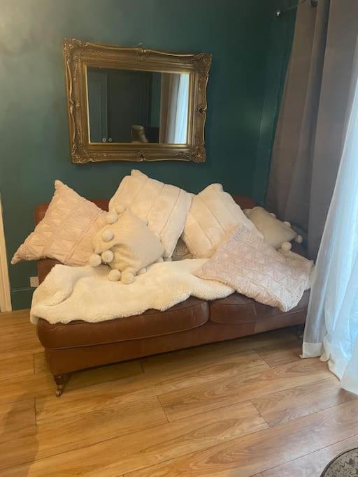 شقة The Big Cosy Boudoir Bed + Hot Tub Harvington المظهر الخارجي الصورة